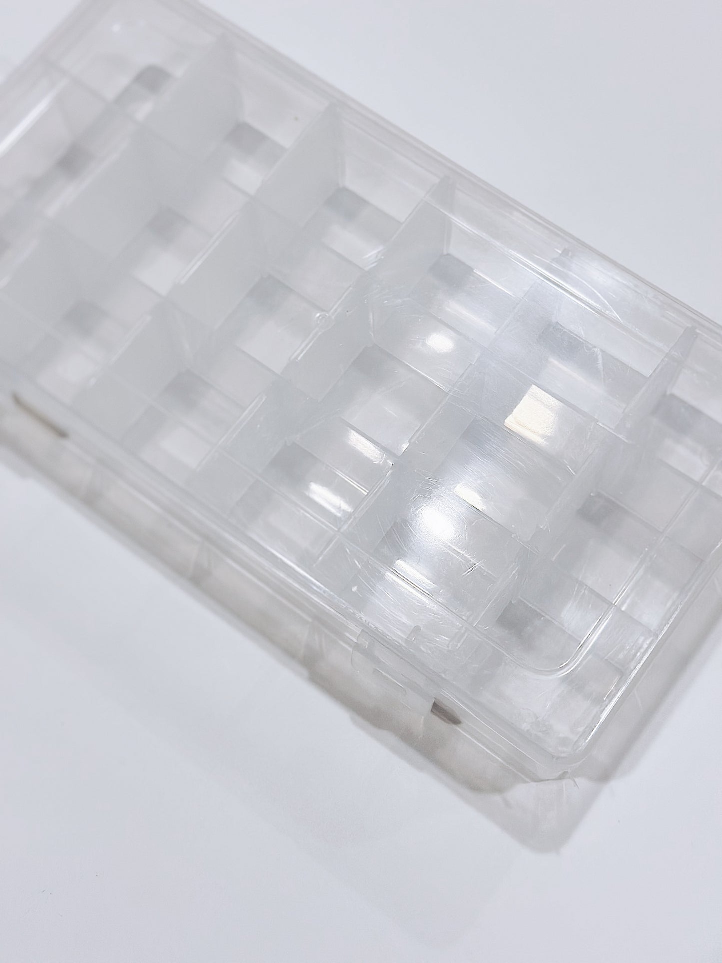 Transparent box (plastic) 18 slots with removable divider