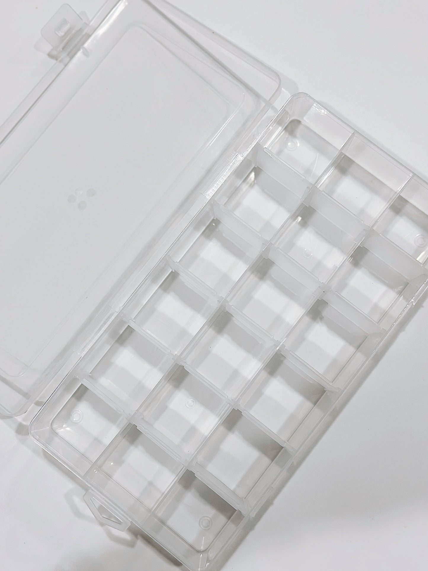 Transparent box (plastic) 18 slots with removable divider